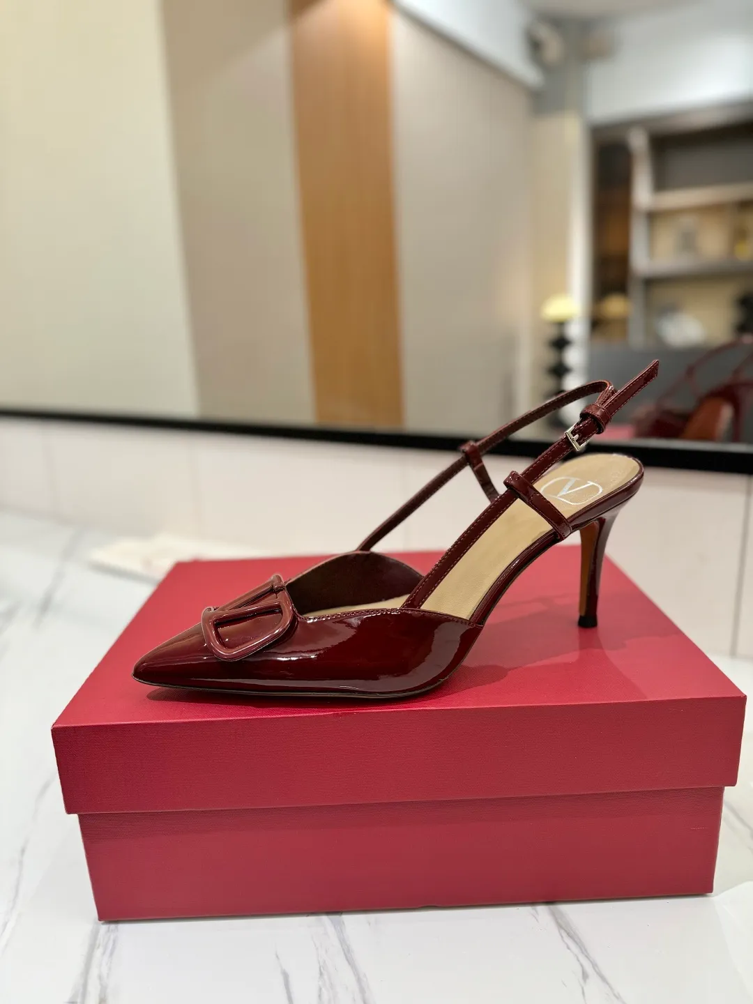 💕💕Factory direct selling price p520💕💕 Valentino launches a new series of sandals, sandals with pointed toe V-buckle sandals. The upper part of the foot is very pedicure-like. The key point is that it is very good and easy to control. It does not grind or tire your feet. It is a walking artifact! Metal VLOGO diamond buckle elements, full of high-end sense! It became sweet instantly.  The avant-garde VLOGO SIGNATURE shoe series interprets VALENTINO GARAVANI's candid attitude. Valentino Garavani V logo back hollow sandals with VLogo Signature decoration, platinum tone VLogo Signature decoration! Upper: imported patent leather Lining: imported goatskin Outsole: Italian leather outsole Heel height: 8cm Size: 35-39 (34-40-41-42 customized size)